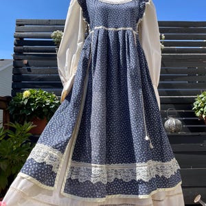 Vestido estilo delantal estilo pradera de calicó azul Gunne Sax de los años 70, talla S