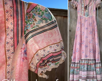 70's roze maxi-jurk met bloemen en print van imitatiekant, maat XS