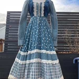 Vestido midi de terciopelo azul verdoso y flores de Gunne Sax de los años 70, talla S