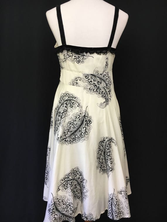 Pretty 50's Inspired Feather Print Dress - image 7