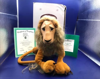 Muñeco del León Cobarde de El Mago de Oz de Aston Drake, 1994, con caja y certificado.
