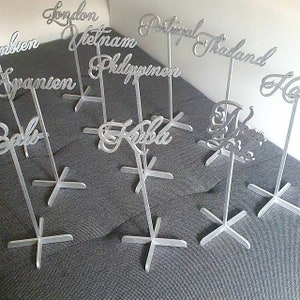 Noms de table Panneaux de mariage personnalisés Décorations de numéros de table Découpés au laser Supports pour centres de table Cartes de villes Porte-étiquettes Script décoratif