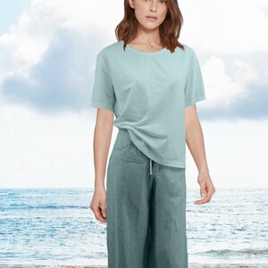 Op de afbeelding: Een lichtblauw t-shirt met een ontspannen pasvorm en een ronde hals. Het t-shirt is gemaakt van een zachte, comfortabele stof en is perfect voor casual wear.