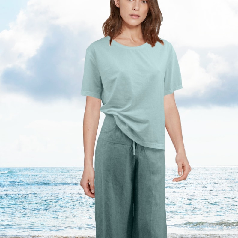 Op de afbeelding: Een lichtblauw t-shirt met een ontspannen pasvorm en een ronde hals. Het t-shirt is gemaakt van een zachte, comfortabele stof en is perfect voor casual wear.