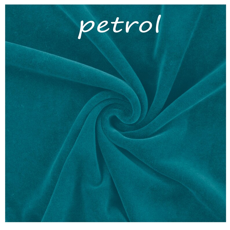 Op de afbeelding: Een staal van petrolblauwe fluwelen stof met een zachte, pluche textuur en natuurlijke plooien en rimpelingen die licht en schaduw cre&euml;ren. Het woord petrol is in witte, kleine, schreefloze letters bovenaan de afbeelding gedrukt.