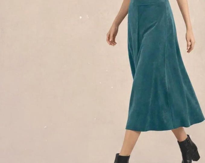 Velvet maxi skirt in hourglass line