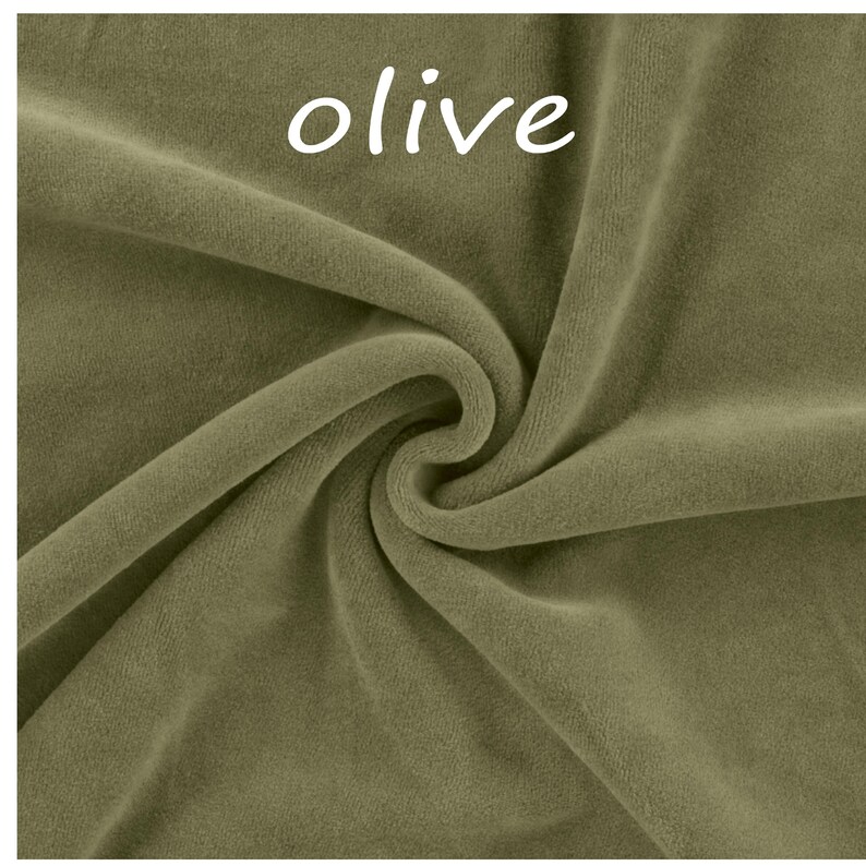 Op de afbeelding: Een stuk olijfgroene stof met een zachte, fluweelachtige textuur. Het materiaal is gedrapeerd in een wervelend patroon, waardoor diepe plooien en schaduwen op het oppervlak ontstaan. Het woord "olive" staat in witte letters bovenaan.