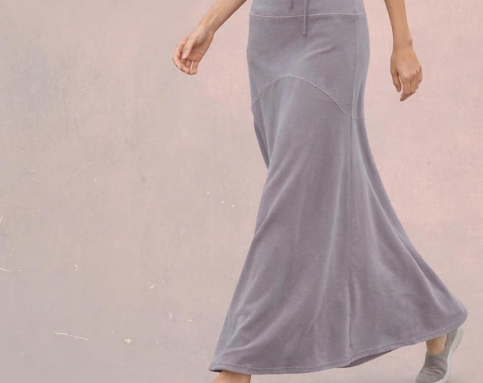 Velvet maxi skirt in hourglass line