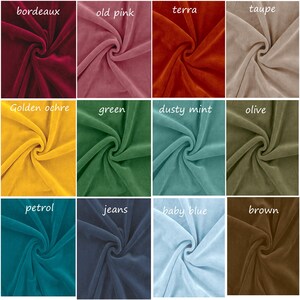 Op de afbeelding: Een raster van twaalf stoffen stalen van fluweelachtig materiaal in diverse kleuren, gelabeld bordeaux, old pink, terra, taupe, golden ochre, green, dusty mint, olive, petrol, jeans, baby blue en brown, elk met een centrale draai.