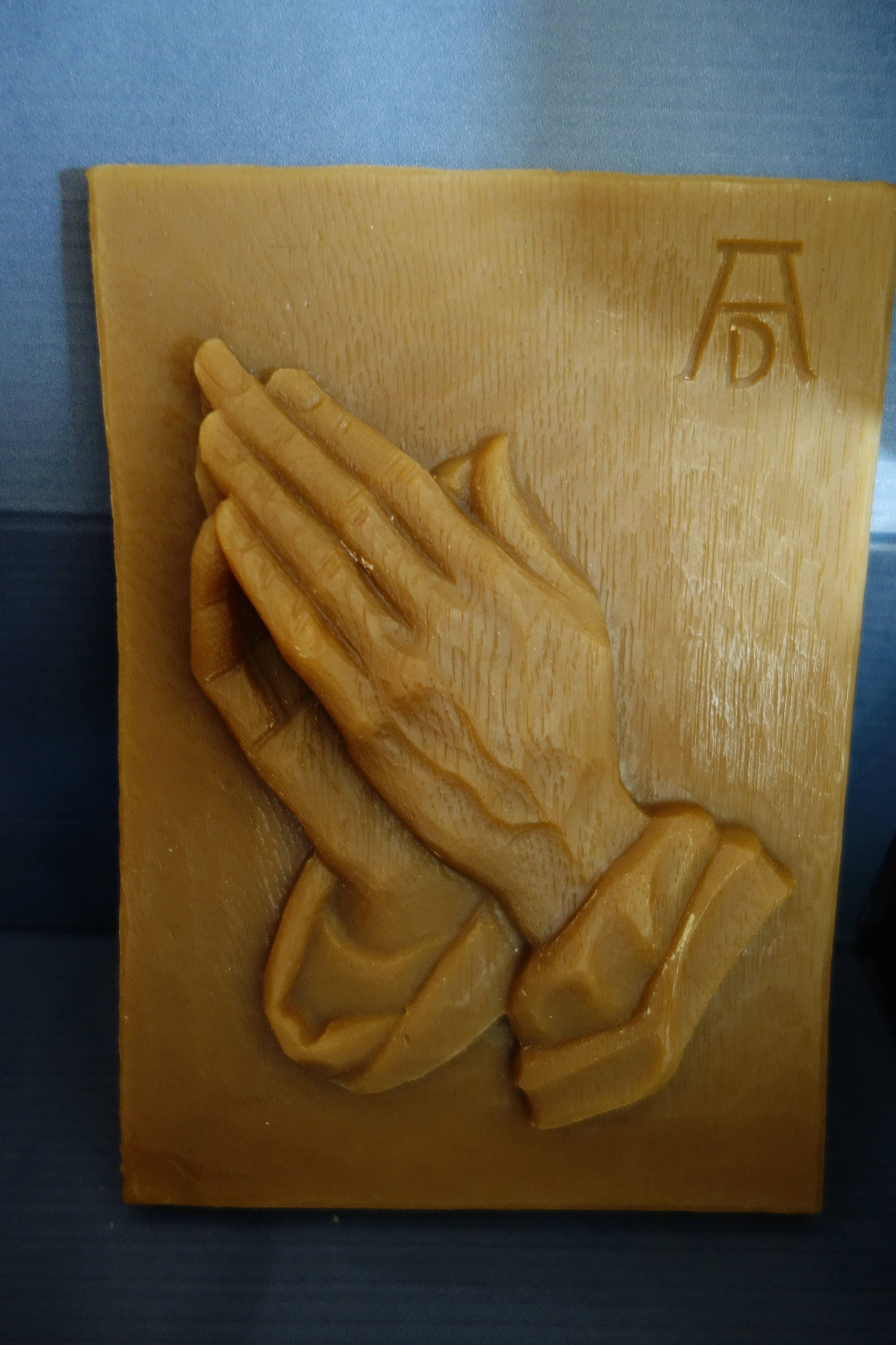 Plaque de Mains Priant en Cire d'abeille Naturelle