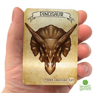 Tarjeta mágica de metal con forma de dinosaurio / Diseño de proxy dibujado a mano y prensado a mano sobre una tarjeta de metal de aluminio / Regalos para fanáticos de Magic: The Gathering