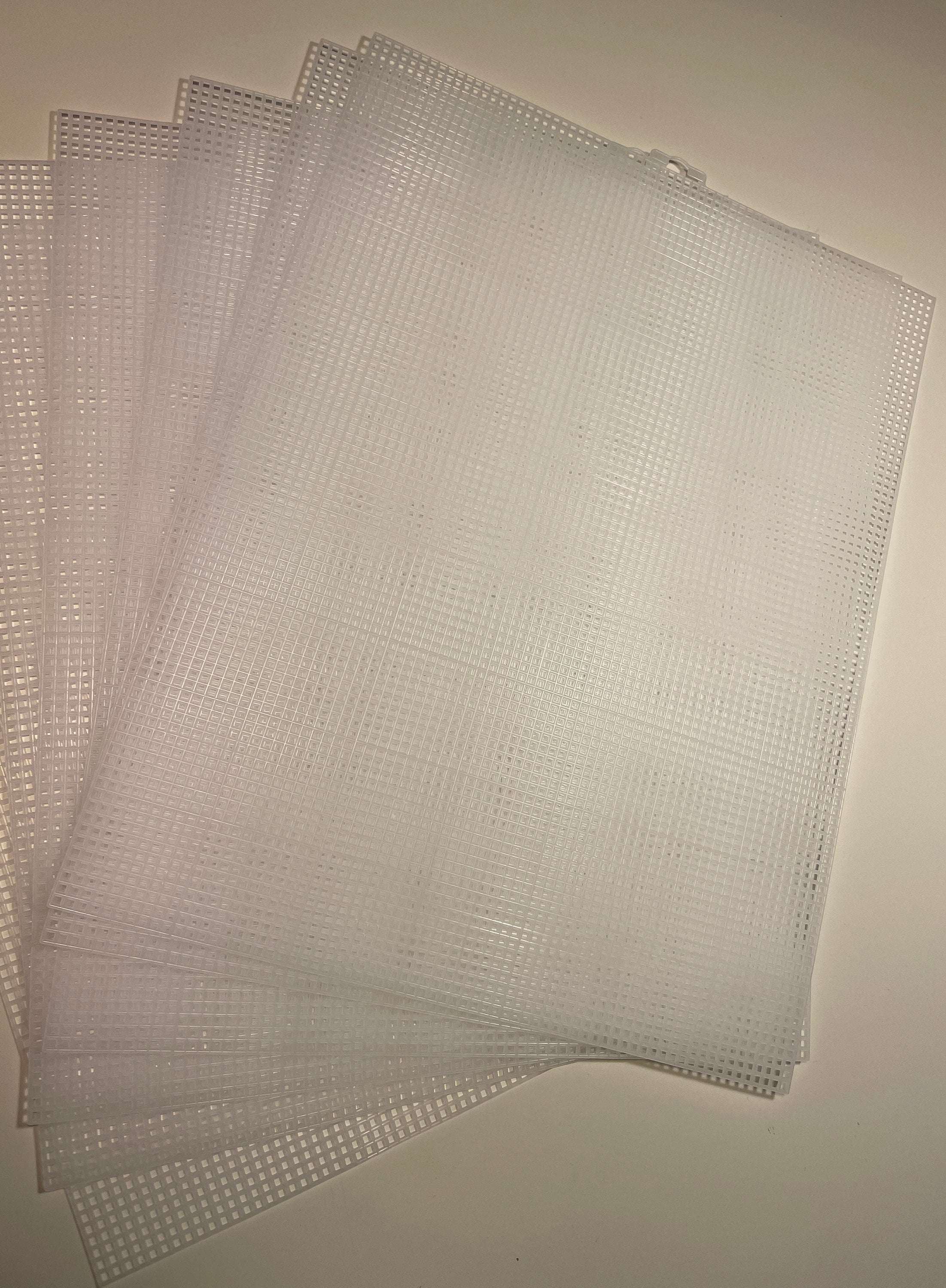 12 Fogli Di Tela Di Plastica Per Punto Croce E Ricamo - Quadrati 10,6 Cm - Ideale Per Tappeti E Lavori Fai Da Te - 4