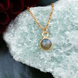 Collana di labradorite delicata, collana di cristallo minuscola, gioielli minimalisti, cristallo di protezione, regalo per figlia, gioielli con pietre preziose