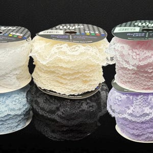 Adorno de encaje con volantes Wyla de ancho medio, 1,5" de ancho, 5 yardas por carrete