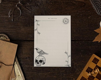 Könnte beinhalten: Ein schwarz-weiß gestreiftes Notizbuch mit einem Totenkopf, einem Vogel und einem floralen Design. Das Notizbuch trägt oben den Text "My Notes".