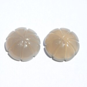 Geschnitzte Edelsteinblumen/natürlicher grauer Chalcedon, geschnitzte Blumen/geschnitzte Edelsteinblumen, 2 Stück, Größe 19 mm