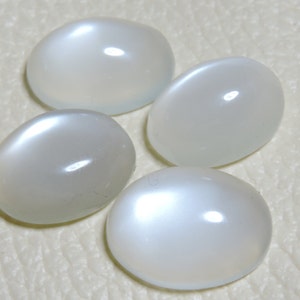 Weißer Mondstein, 26 Karat, 4 Stück, natürlicher weißer Mondstein, glatt poliert, ovale Cabochons, Größe 13 x 10 – 15 x 11 mm