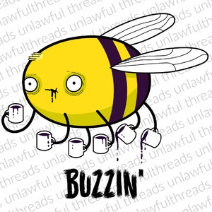 Puede incluir: Una abeja de dibujos animados con un cuerpo amarillo y rayas negras está sentada en una silla con una taza de café en cada mano. La abeja tiene una expresión cansada y está goteando café. El texto "BUZZIN'" está escrito debajo de la abeja.