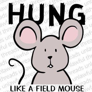 Op de afbeelding: Een cartoonillustratie van een grijze muis met roze oren en een zwarte staart. De muis kijkt omhoog met een verraste uitdrukking. De tekst "HUNG LIKE A FIELD MOUSE" staat in zwarte letters onder de muis.