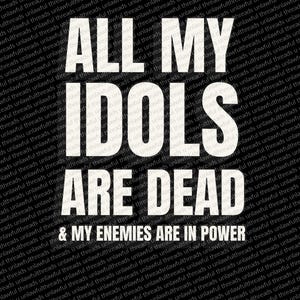 Puede incluir: Texto gráfico en blanco y negro sobre un fondo negro. El texto dice "All my idols are dead & my enemies are in power."
