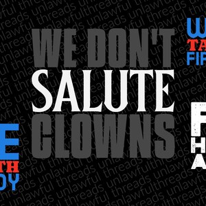 Op de afbeelding: Een zwart grafisch ontwerp met witte, rode en blauwe tekst. De tekst bevat zinnen als "WE DON'T SALUTE CLOWNS" en "FIRE HEGSETH ALREADY". Het ontwerp heeft een vintage uitstraling.