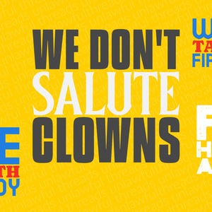 Op de afbeelding: Een gele achtergrond met verschillende tekstontwerpen in vette, contrasterende kleuren. Zinnen zijn onder meer "We Don't Salute Clowns", "Fire Hegseth Already" en "Whiskey Tango Fox Fire Hegseth".