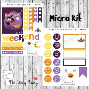 Puede incluir: Un juego de hojas de pegatinas Happy Witch Micro Kit con gráficos de Halloween que incluyen una bruja en una escoba, una araña, una calabaza y una luna creciente. El set incluye varias etiquetas, banderas de lista de tareas e iconos en morado, naranja y amarillo.