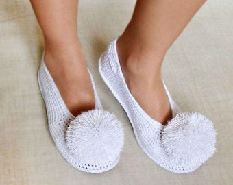 Handmade. Slippers. Ballet shoes. Shoes. White. With pomp. Cotton. Wool. Comfort for the feet. The triple sole is an ecological concession.