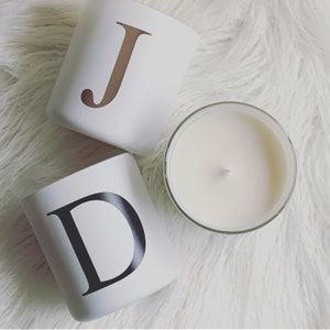 Vela de soja com monograma Vogue | Preto | Branco | Decoração de casa | Vela | Idéia de presente | Presente | Sua escolha de carta |