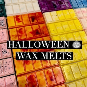 Op de afbeelding: Een verscheidenheid aan kleurrijke wax melts, gerangschikt in rechthoekige blokken. De afbeelding toont blokken in tinten geel, oranje, roze en paars. De tekst "HALLOWEEN WAX MELTS" wordt weergegeven met een pompoenafbeelding.