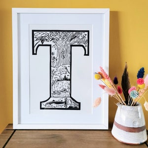 Impresión en linóleo T hecha a mano - Letras hechas a mano - Letras decoradas con motivos naturales - Edición limitada