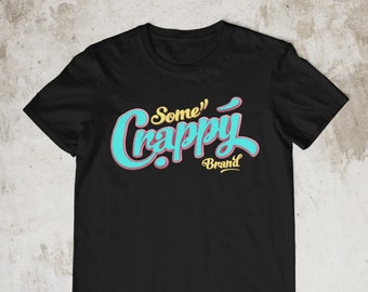 Camiseta con el logotipo de la sátira de la marca Some Crappy / Camiseta con la actitud fuerte / Camiseta con el humor de la marca / Camiseta con el sarcasmo de la parodia de la marca