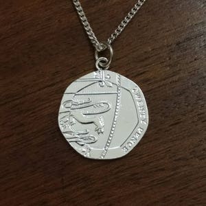 2011 Veinte peniques - Collar de monedas chapadas en plata