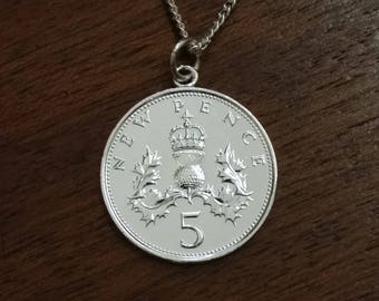 Collar con moneda de cinco peniques de 1971 bañada en plata