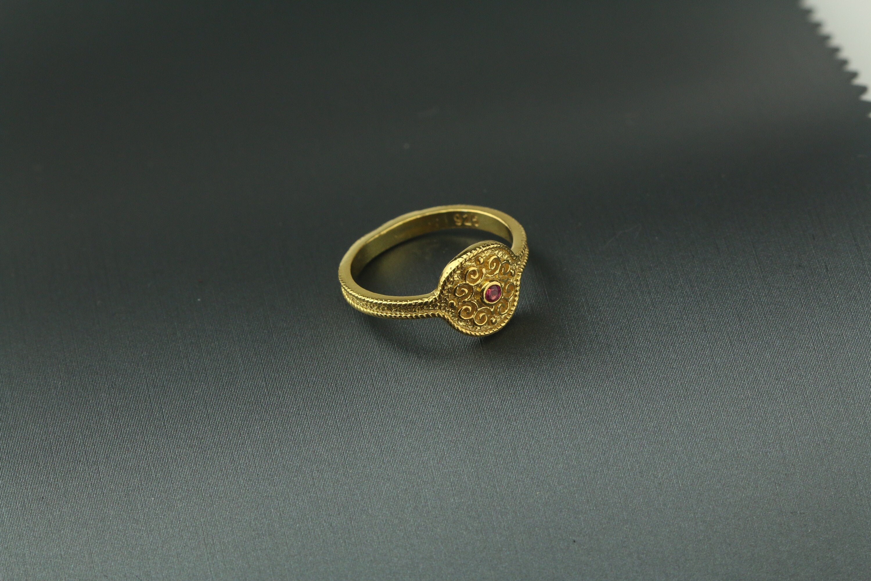 Vergoldeter Byzantinischer Ring: 925er Silber, Synthetischer Stein