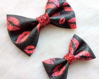 MI AMOR // Valentine's Day hair bow, Valentine's day bow, Valentine's day, pinch hair bow, black bow, red bow, bow with kisses, bow withlips