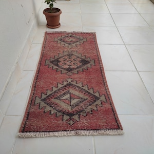 Tappeto turco Oushak d'epoca: piccolo zerbino in lana rossa (90x43 cm)