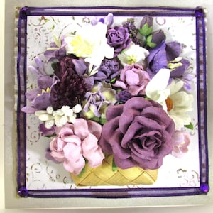 Hermosa tarjeta con canasta de flores moradas hecha a mano: ¡Día de la Madre, cumpleaños o simplemente porque sí!