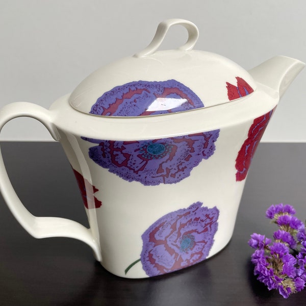 Arabia Illusia teapot with lid, designed by Heikki Orvola and Fujiwo Ishimoto, made in Finland