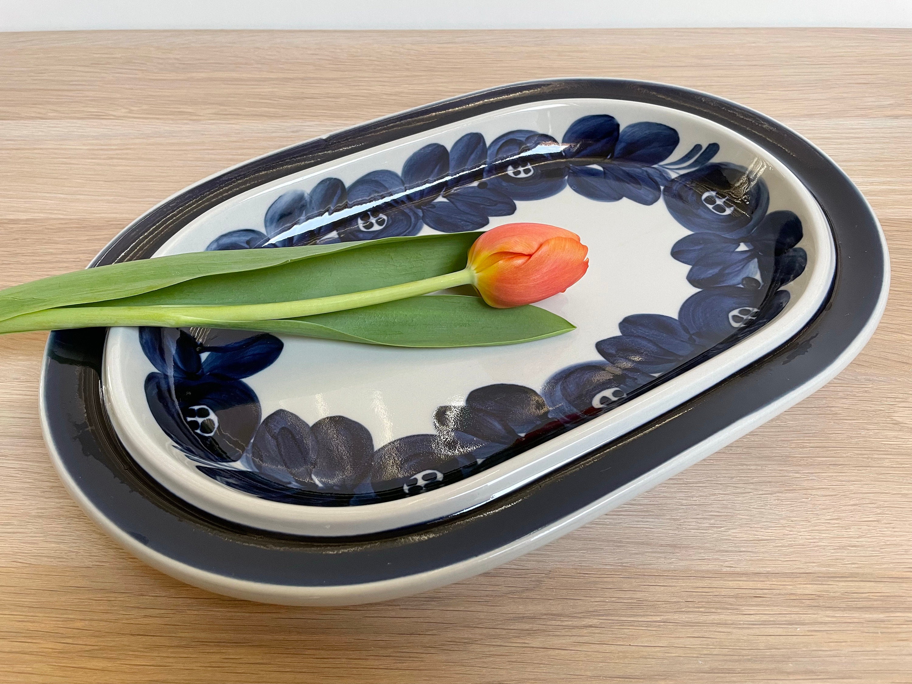 Arabia Anemone Large Round Serving Dish / Plate, Designed by Ulla 
