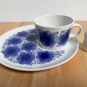 Arabia Malva Fernsehgerät mit Teetasse/Kaffeetasse und Teller, entworfen von Esteri Tomula, hergestellt in Finnland