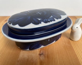 Arabia Anemone rare butter dish / bowl with lid designed by Ulla Procopé, made in Finland, Ulla Procope