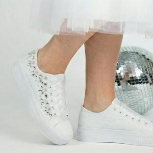 Könnte beinhalten: Ein handgefertigtes Serviertablett aus Holz mit natürlicher Oberfläche. Das Tablett hat eine rechteckige Form, erhöhte Kanten und integrierte Griffe. Die Holzmaserung ist sichtbar. Maße: ca. 40 cm lang und 25 cm breit.