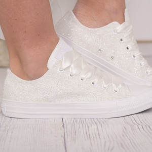 Elfenbein Glitzer Hochzeit Schuhe für die Braut, Elfenbein Glitzer Converse für die Braut, Ehrfürchtige Brautschuhe für Zielhochzeit Bild 1