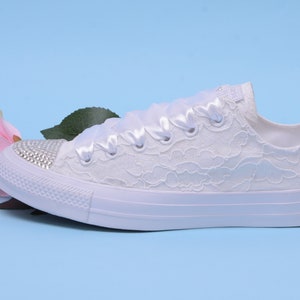 Chaussures Converse en dentelle blanche pour la mariée, Converse nuptiale blanche, superbes baskets de mariage mariage, cadeau de douche Converse baskets basses image 5