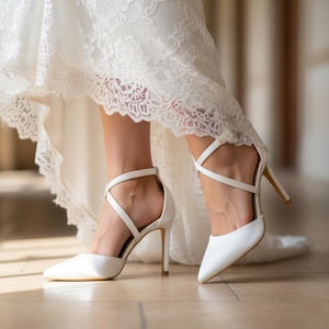 Weiße Satin Braut Schuhe mit Kreuz Knöchel Riemen, geschlossene Zehen Hochzeitsschuhe für die Braut