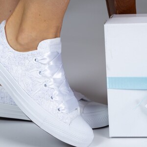 VENTE mariage mariée Converse, chaussures Converse personnalisées pour la mariée, mariée personnalisée pour mariage image 2