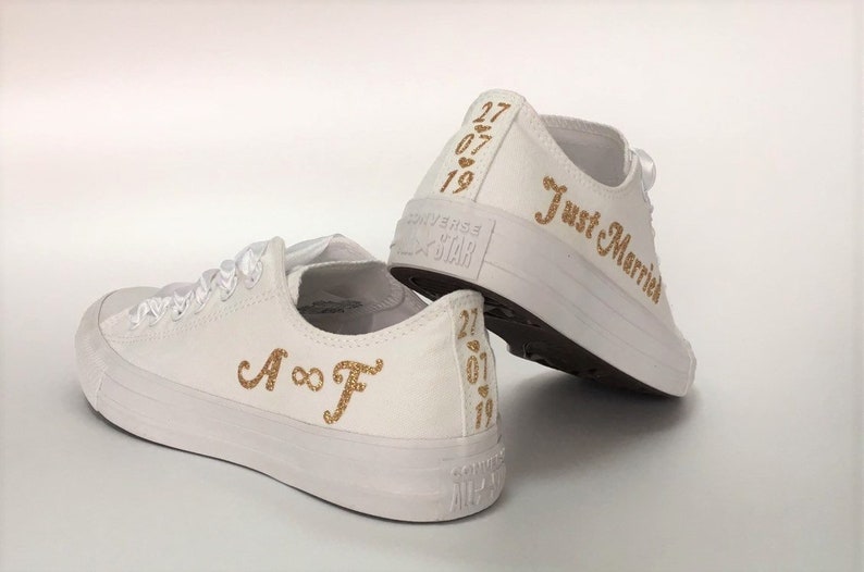 Sneakers Converse da matrimonio personalizzate, Scarpe da ginnastica da sposa personalizzate Converse da sposa personalizzate, Converse bianche personalizzate con nome e data immagine 6