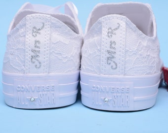 Converse personalizadas para la novia, zapatillas Converse personalizadas, zapatillas Converse blancas con encaje, Chuck Taylor bajas con monograma para la recepción.