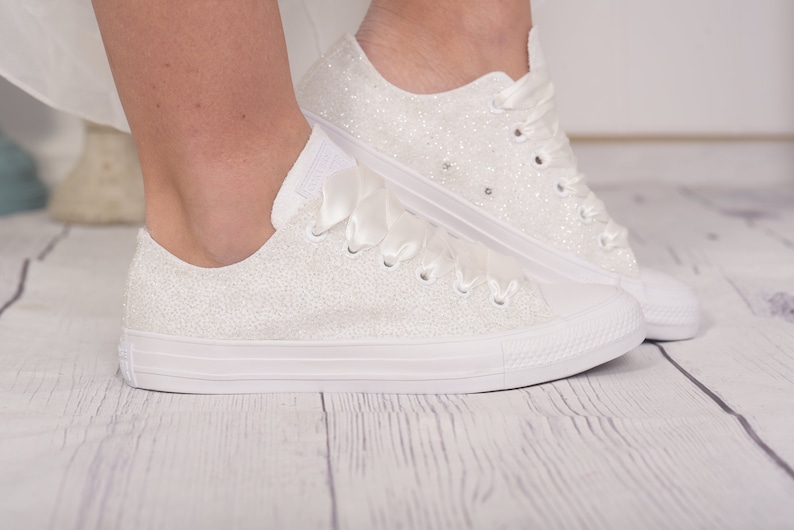 Elfenbein Glitzer Hochzeit Schuhe für die Braut, Elfenbein Glitzer Converse für die Braut, Ehrfürchtige Brautschuhe für Zielhochzeit Bild 1